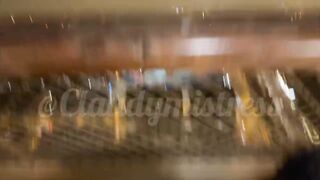 Claudia Domina - J'enmène Rémy en laisse à la Tour Eiffel [Flokossama]