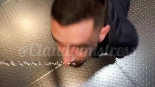 Claudia Domina - J'enmène Rémy en laisse à la Tour Eiffel [Flokossama]